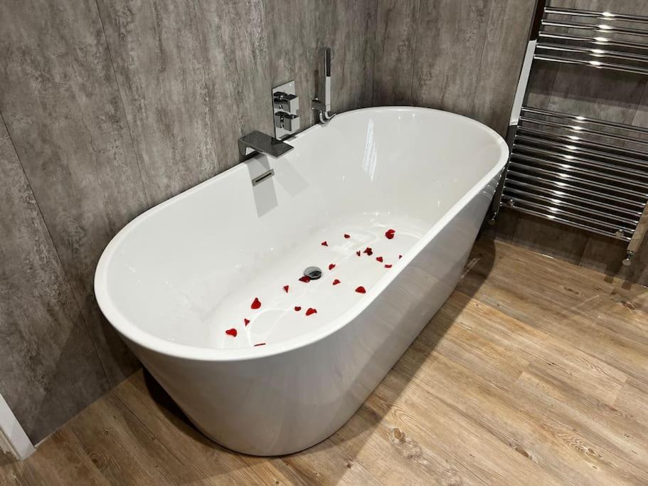 Stunning 1 Bedroom *